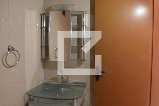 Banheiro de apartamento para alugar com 2 quartos, 50m² em Madureira, Rio de Janeiro