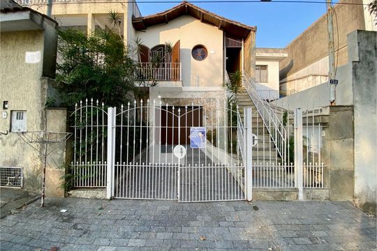 Fachada com plaquinha de casa à venda com 3 quartos, 200m² em Vila Pedra Branca, São Paulo