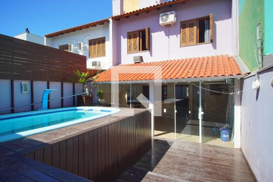 Fundos da Casa de casa à venda com 3 quartos, 218m² em Sarandi, Porto Alegre