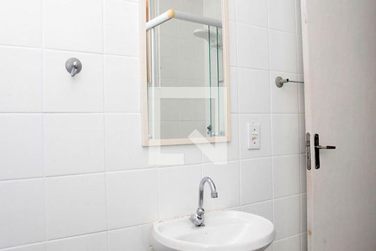 Banheiro de apartamento para alugar com 2 quartos, 62m² em Azenha, Porto Alegre