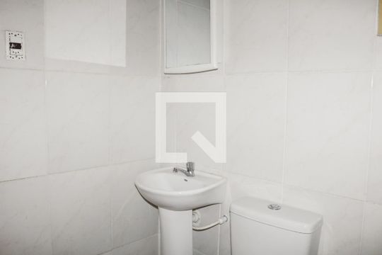 Banheiro de apartamento para alugar com 2 quartos, 45m² em Parque Peruche, São Paulo
