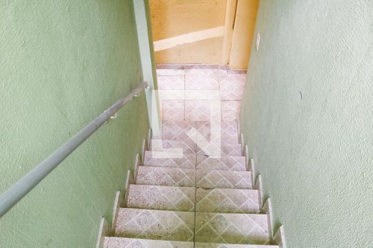Escada de apartamento para alugar com 2 quartos, 45m² em Parque Peruche, São Paulo