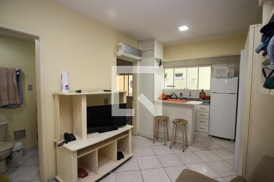 Sala de apartamento para alugar com 1 quarto, 40m² em Centro Histórico, Porto Alegre