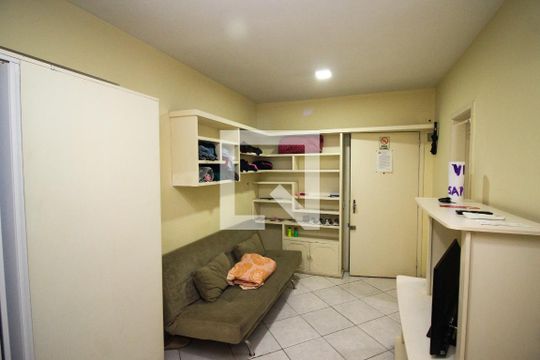 Sala de apartamento para alugar com 1 quarto, 40m² em Centro Histórico, Porto Alegre