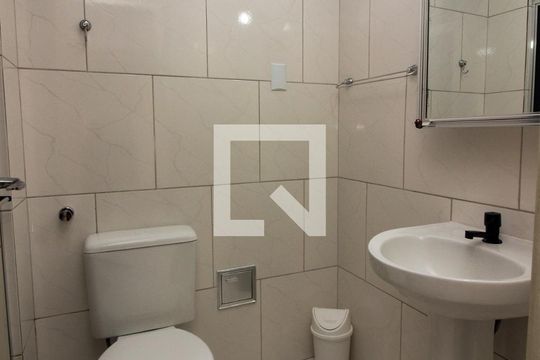 Banheiro de apartamento para alugar com 1 quarto, 30m² em Centro Histórico, Porto Alegre
