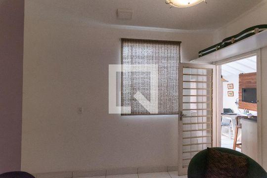 Sala de TV de casa à venda com 3 quartos, 290m² em Vila Marieta, Campinas