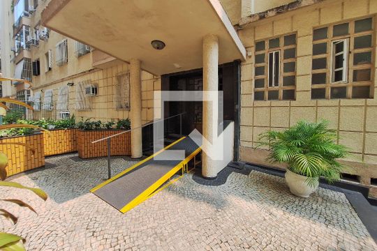 Fachada e portaria de apartamento à venda com 3 quartos, 120m² em Icaraí, Niterói