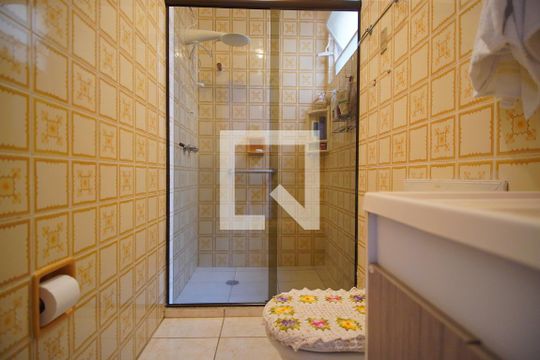 Banheiro Corredor de apartamento à venda com 3 quartos, 87m² em Navegantes, Porto Alegre