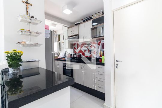 Cozinha de apartamento à venda com 2 quartos, 46m² em Taboão, São Paulo