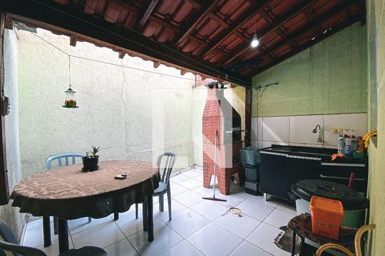 Quintal de casa à venda com 3 quartos, 110m² em Jardim Odete, São Paulo