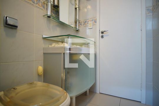 Banheiro de apartamento à venda com 1 quarto, 40m² em Petrópolis, Porto Alegre