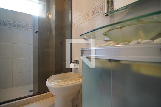 Banheiro de apartamento à venda com 1 quarto, 40m² em Petrópolis, Porto Alegre