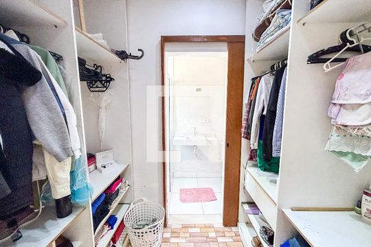 Closet da suíte 1 de casa à venda com 2 quartos, 150m² em Vila Califórnia(zona Sul), São Paulo