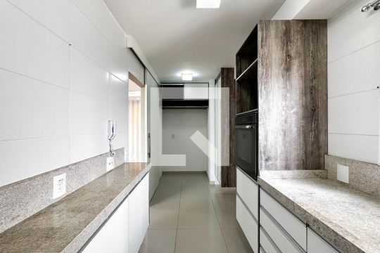 Cozinha de apartamento para alugar com 2 quartos, 138m² em Jardim Caravelas, São Paulo