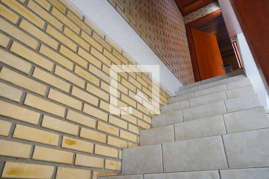 Escada para dormitórios de casa de condomínio para alugar com 2 quartos, 80m² em Barra da Lagoa, Florianópolis