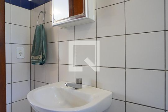 Banheiro de casa de condomínio para alugar com 2 quartos, 80m² em Barra da Lagoa, Florianópolis