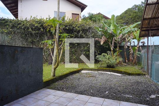 Patio e Área de Serviço de casa de condomínio para alugar com 2 quartos, 80m² em Barra da Lagoa, Florianópolis