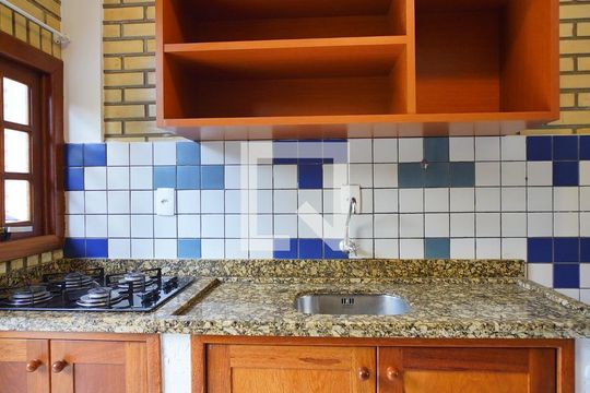 Cozinha de casa de condomínio para alugar com 2 quartos, 80m² em Barra da Lagoa, Florianópolis