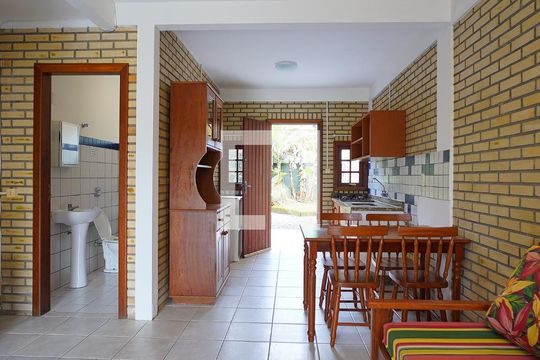 Sala de casa de condomínio para alugar com 2 quartos, 80m² em Barra da Lagoa, Florianópolis