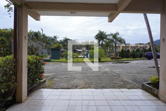 Sala - Vista de casa de condomínio para alugar com 2 quartos, 80m² em Barra da Lagoa, Florianópolis