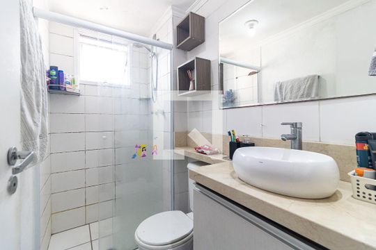 Banheiro de apartamento à venda com 2 quartos, 50m² em Taboão, São Paulo