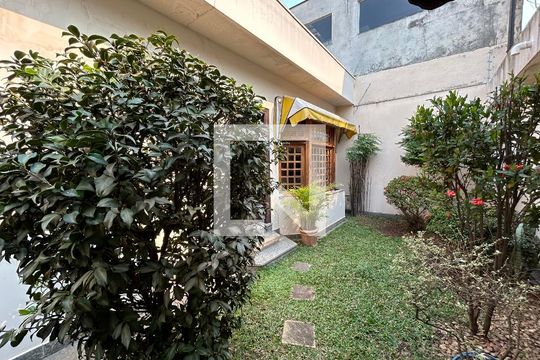 Quintal frente da casa de casa à venda com 3 quartos, 250m² em Vila Romana, São Paulo