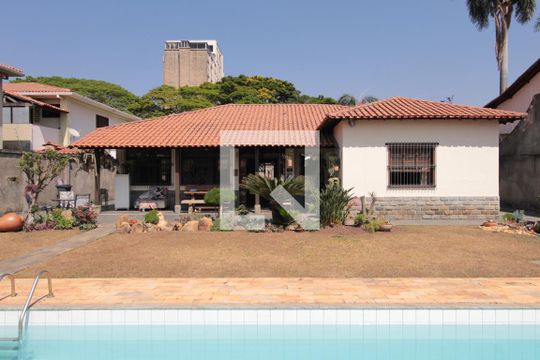 Quintal de casa à venda com 5 quartos, 1000m² em Santa Amelia, Belo Horizonte