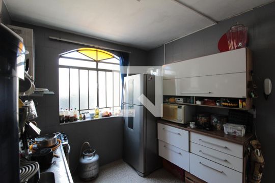 Cozinha de casa à venda com 3 quartos, 200m² em Serrano, Belo Horizonte