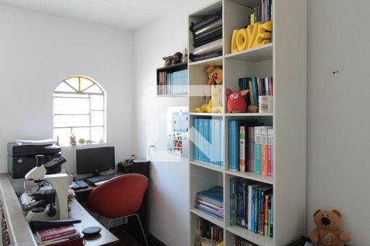 Hall dos Quartos de casa à venda com 3 quartos, 200m² em Serrano, Belo Horizonte
