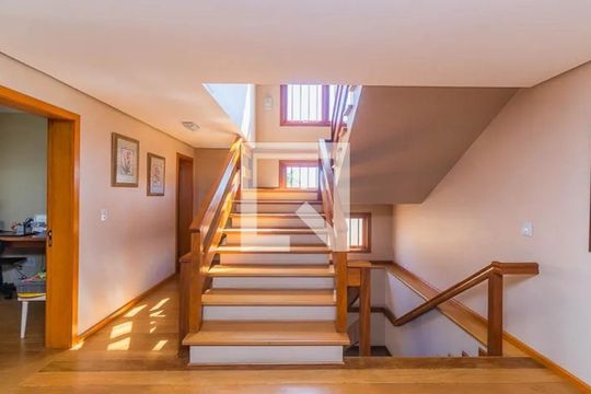 Escadas  de casa à venda com 3 quartos, 341m² em Cristo Rei, São Leopoldo