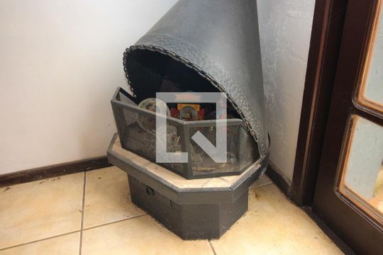 Detalhe da Sala de Jantar - Lareira de casa de condomínio à venda com 3 quartos, 175m² em Ipanema, Porto Alegre