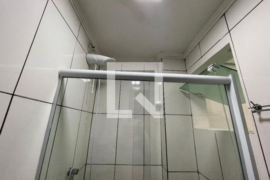 Banheiro de kitnet/studio para alugar com 1 quarto, 30m² em Vila Divina Pastora, São Paulo