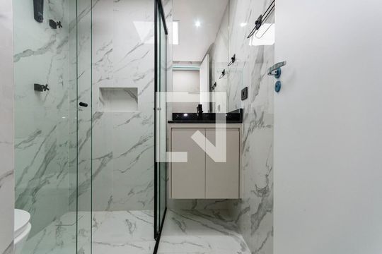 Banheiro de kitnet/studio para alugar com 1 quarto, 25m² em Pompeia, São Paulo