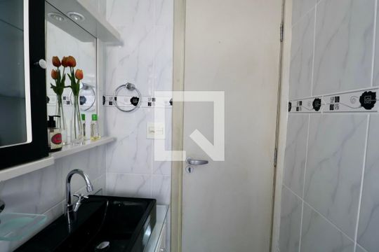 Banheiro Social de apartamento para alugar com 2 quartos, 60m² em Enseada, Guarujá