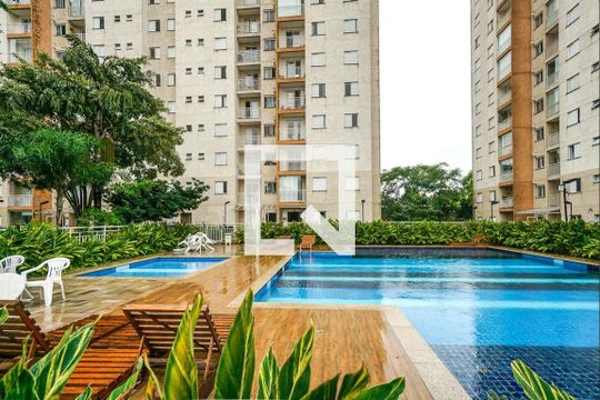 Condomínio - Piscina  de apartamento para alugar com 2 quartos, 56m² em Penha de França, São Paulo