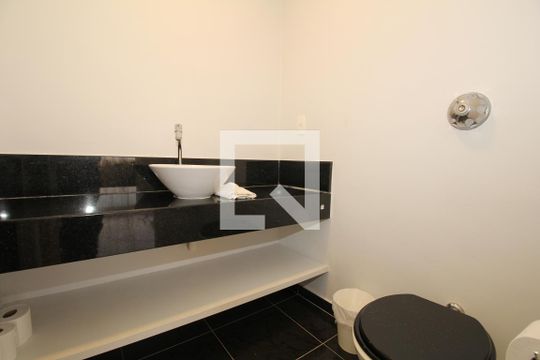Banheiro de apartamento à venda com 4 quartos, 202m² em Vila Suzana, São Paulo