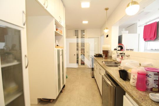 Cozinha de apartamento à venda com 4 quartos, 202m² em Vila Suzana, São Paulo