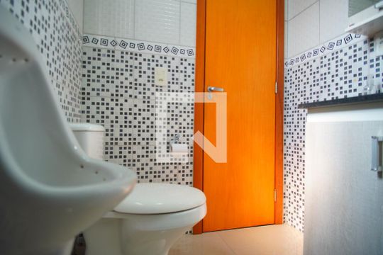 Banheiro da Suíte 1 de casa para alugar com 4 quartos, 379m² em Chácara das Pedras, Porto Alegre
