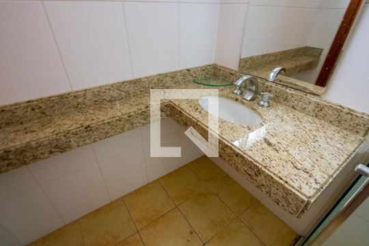 Banheiro do quarto 2 de casa para alugar com 3 quartos, 238m² em Vila Scarpelli, Santo André
