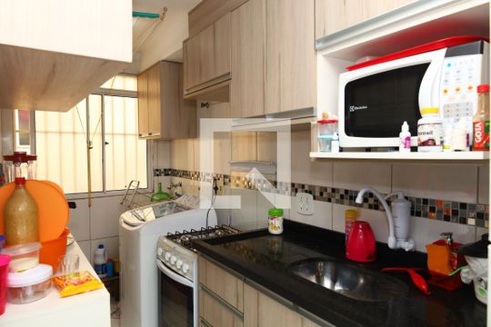 Cozinha de apartamento à venda com 2 quartos, 49m² em Vila Carmosina, São Paulo