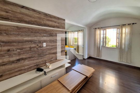 Sala de casa de condomínio para alugar com 3 quartos, 118m² em Sapê, Niterói