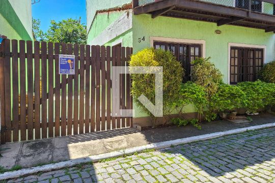 Fachada de casa de condomínio para alugar com 3 quartos, 118m² em Sapê, Niterói