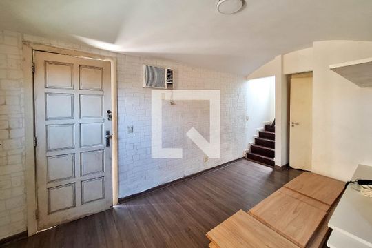 Sala de casa de condomínio à venda com 3 quartos, 118m² em Sapê, Niterói