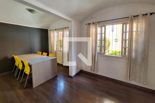 Sala de casa de condomínio à venda com 3 quartos, 118m² em Sapê, Niterói