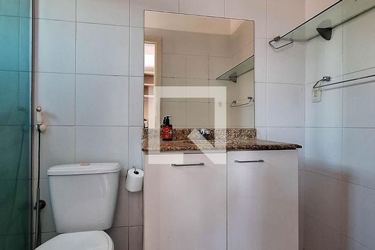 Banheiro da Suíte de casa de condomínio para alugar com 3 quartos, 118m² em Sapê, Niterói