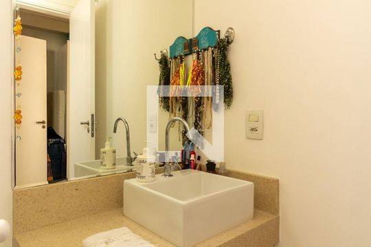 Banheiro da Suíte de apartamento para alugar com 3 quartos, 69m² em Vila Suzana, São Paulo