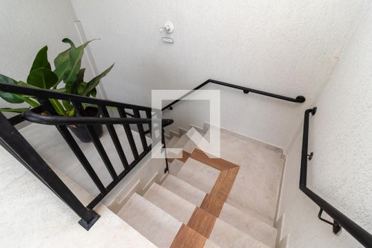 Escada de apartamento para alugar com 1 quarto, 37m² em Santana, São Paulo