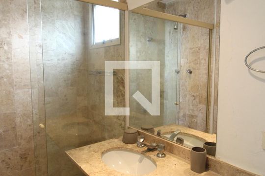Banheiro da Suíte de apartamento para alugar com 1 quarto, 70m² em Vila Nova Conceição, São Paulo