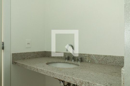 Banheiro de kitnet/studio para alugar com 0 quarto, 27m² em Cidade Baixa, Porto Alegre
