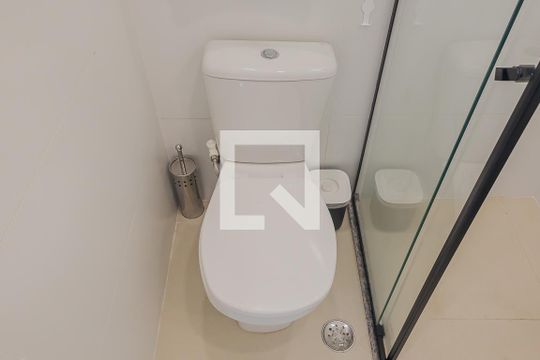 Banheiro de kitnet/studio para alugar com 1 quarto, 25m² em Pinheiros, São Paulo